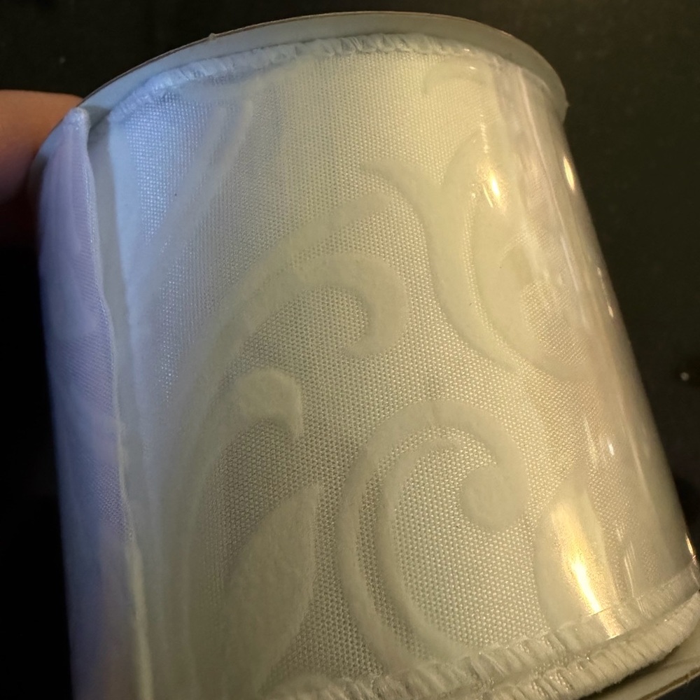 White Embossed wired Ribbon Roll - Picture 2 of 3